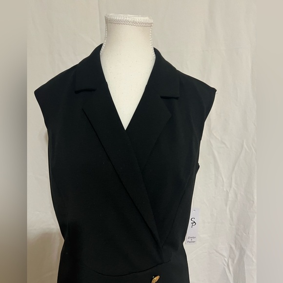 Shelby and Palmer elegant dress with gold bottons - Picture 5 of 5